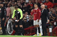 Ten Hag lại bị chỉ trích vì 'làm nhục' Ronaldo 
