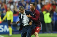 Nghi án Ronaldo thao túng HLV Santos và tuyển Bồ Đào Nha