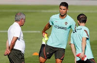 Ronaldo viết tâm thư và tập luyện với tuyển Bồ Đào Nha 