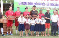 NSND Việt Anh và Hữu Nghị FC tặng quà cho trẻ em nghèo hiếu học Châu Đốc
