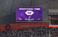 Trọng tài ở World Cup bù giờ nhiều bất thường, lợi hay hại?