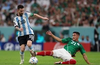 Messi hay, nhưng không thể sánh với Maradona