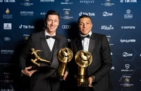 Mbappe đụng độ nảy lửa Lewandowski