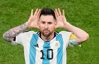 Người hùng Hà Lan khóc, Messi xát muối vào nỗi đau