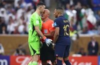 Thủ môn của Argentina trả đũa thâm hiểm Mbappe