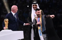 Quốc vương Qatar và chiếc 'long bào' quý giá tặng Messi