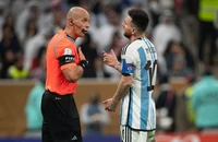 Trọng tài đáp trả những chỉ trích về bàn thắng của Messi 