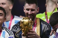 Messi kể lại màn phá kỷ lục của Ronaldo 