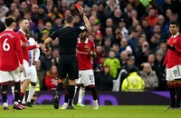 Ten Hag trút giận sau thẻ đỏ của Casemiro