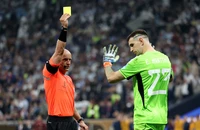 FIFA sửa luật vì tiểu xảo của Martinez