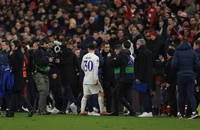 Bị loại khỏi Champions League, tương lai của Messi, Mbappe ra sao?