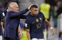 Đội hình tuyển Pháp và chiếc băng đội trưởng của Mbappe