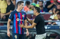 Barca tính đường bán Lewandowski