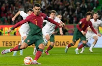 Ronaldo và Harry Kane thay nhau phá kỷ lục tuyệt đẹp 