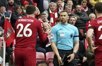 Tranh cãi nảy lửa vụ trọng tài giật chỏ cầu thủ Liverpool