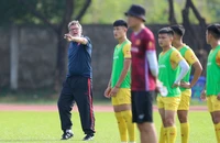 HLV Troussier cấm phóng viên chụp ảnh, Campuchia cũng cấm