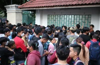 Mệt mỏi và hạnh phúc săn vé xem bóng đá miễn phí ở Campuchia