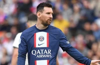 Bị mất hơn 44 tỉ đồng, Messi càng muốn theo chân Ronaldo