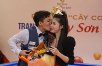 Nụ hôn chiến thắng của Cây cơ vàng Phương Linh 