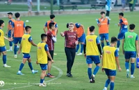 HLV Troussier chia tay người gác đền
