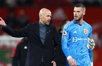 Man United giảm lương, không tôn trọng De Gea