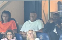 Mbappe ngồi ngoài cười bí hiểm, PSG ra quân chật vật