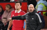 HLV Ten Hag đau đầu khi Maguire không chịu rời Man United 