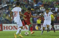 Thắng khó Yemen, ông Troussier so sánh V-League và... Man City