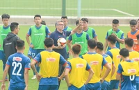 Ông Troussier tất bật 'chạy show', HLV của Palestine sợ thua