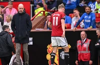 HLV Ten Hag phản ứng sau hành động của cổ động viên Man United