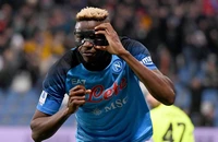 Bộ trưởng Thể thao Nigeria và tiền đạo Osimhem làm lớn chuyện ở Napoli