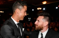 Ronaldo được an ủi khi Messi giành Quả bóng vàng