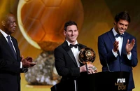 Messi nhận Quả bóng vàng từ huyền thoại Drogba