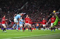 Thầy trò Ten Hag "ngửi khói" Man City