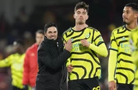 Arsenal vượt qua Man City, đe dọa soán ngôi vô địch Premier League