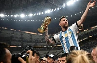 Bán 6 chiếc áo giá 7,8 triệu USD và nghĩa cử đẹp của Messi