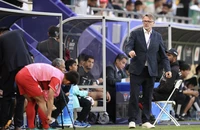 Thầy trò Troussier “bắt giò” Indonesia