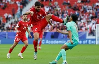 Lạ lùng trọng tài Asian Cup không phạt cầu thủ đạp xước mặt đồng nghiệp