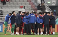 HLV Troussier nói lời gan ruột với học trò sau khi dừng chân ở Asian Cup