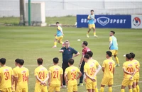 HLV Troussier loại 1 cầu thủ, giao quân cho trợ lý