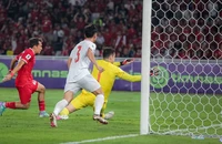 HLV Troussier nói gì khi tuyển Việt Nam lại thua Indonesia từ một cú ném biên?