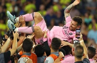 Messi lập kỷ lục với... tay golf Tiger Woods