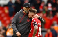 Liverpool và Arsenal trao cờ cho Man City