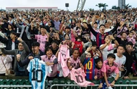 Làng bóng Hong Kong chưa tha thứ cho Messi, ngỏ lời mời Ronaldo