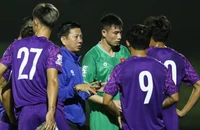HLV Hoàng Anh Tuấn giải bài toán khó Uzbekistan