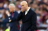 HLV Ten Hag tự tát vào mặt mình