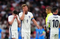 Tuyển Anh bị la ó trong trận thua sốc tại Wembley 