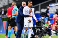 HLV Deschamps: ‘Cái mũi của Mbappe không ổn chút nào’