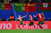 Vào sân 2 phút đã ghi bàn, Conceicao tỏa sáng hơn Ronaldo