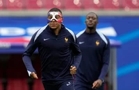 Mbappe mang mặt nạ ra sân đại chiến Hà Lan